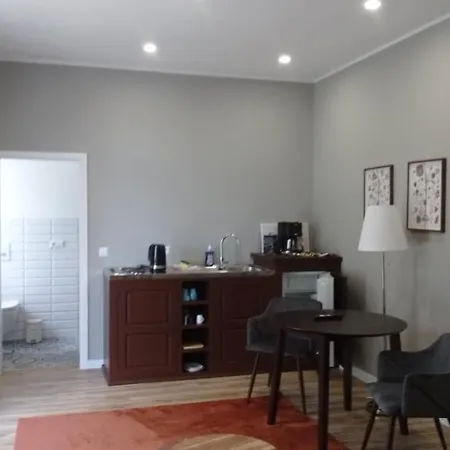 Neu Moebliertes 1 - Zimmerapartment Mitten In Der 아파트 Neu Gaarz