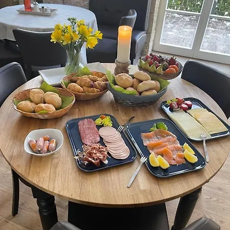 Apartment Neu Möbliertes 1 - Zimmerapartment Mitten In Der *