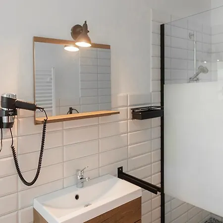 Neu Moebliertes 1 - Zimmerapartment Mitten In Der 아파트