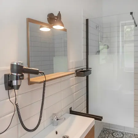 아파트 Neu Moebliertes 1 - Zimmerapartment Mitten In Der